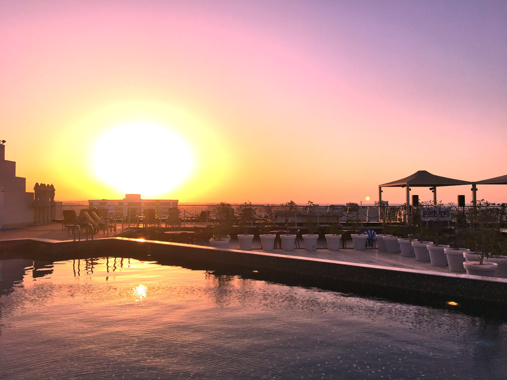 Park Inn by Radisson Muscat - Muscat Stadt Hotel - Pool Dachterrasse Sonnenuntergang