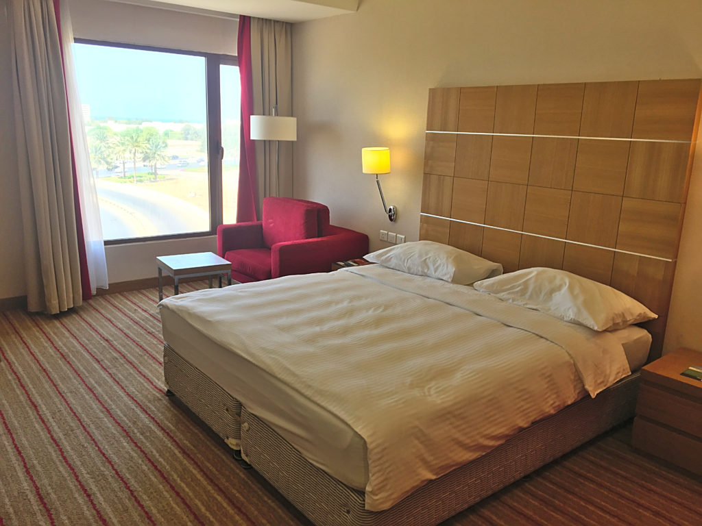 Park Inn by Radisson Muscat - Muscat Stadt Hotel - Standard Zimmer Ausblick Bett