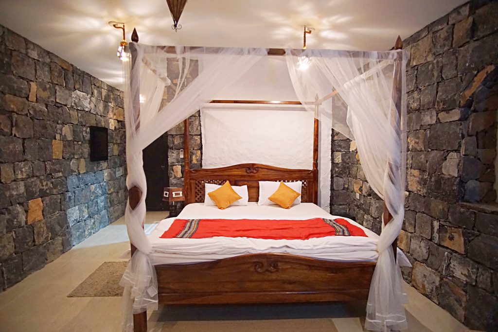 Sama Heights Resort - Grand Chalet Zimmer Himmelbett - Übernachtung Jebel Shams - Canyon - Oman