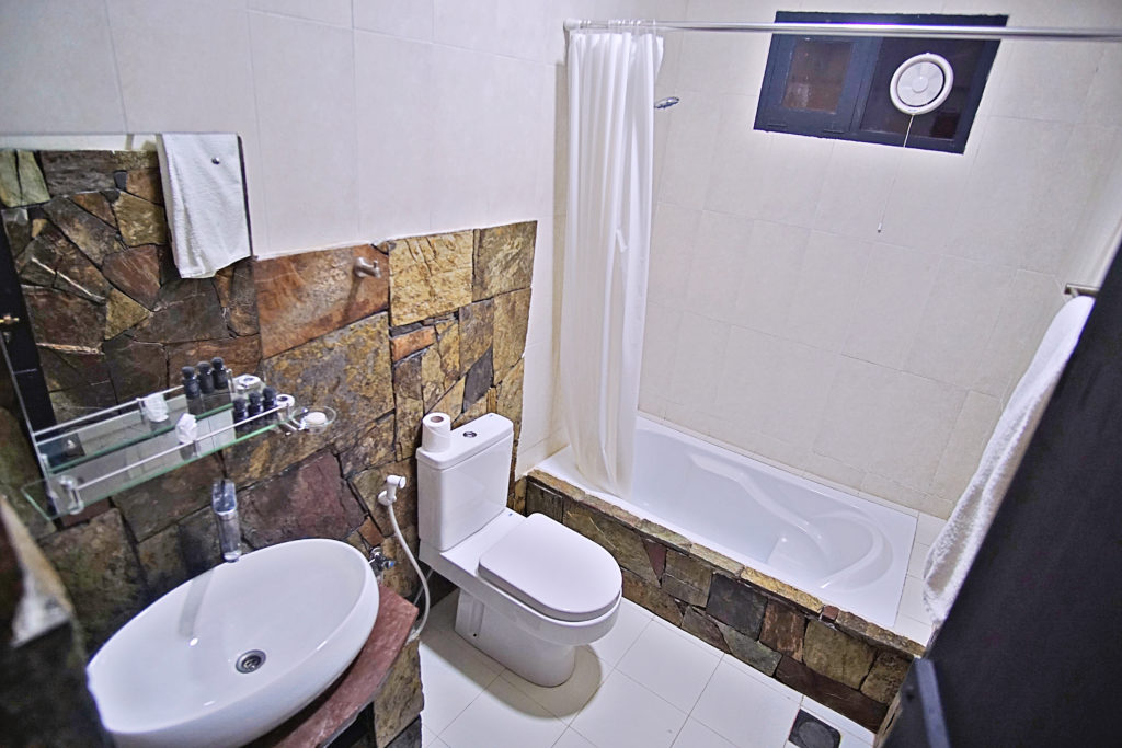 Sama Heights Resort - Grand Chalet Bad Badezimmer WC - Übernachtung Jebel Shams - Canyon - Oman