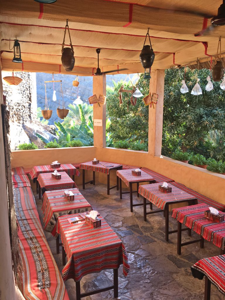 Misfah Old House - Misfat al Abriyeen Oman - Terrasse Oase Frühstück - Traditionelles Lehmhaus Misfat al Abriyeen