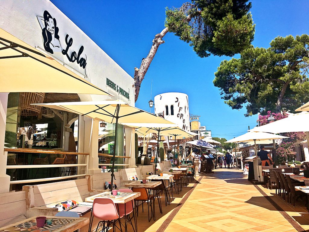 Spanien - Kurztrip Mallorca Tagesausflug mit Abwechslung - Cala D'or weiße Stadt Restaurant